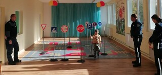 Малчугани от с. Антон преговориха правилата за движение по пътищата и раздадоха своите послания на шофьорите