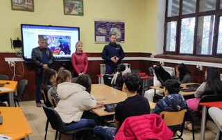 Беседи с ученици от Етрополе по въпросите за пътната безопасност и агресията в училище
