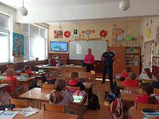 Полицейски служители проведоха беседи по безопасност на движението с ученици от Етрополе
