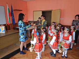 Малки лазарки от с. Гара Елин Пелин гостуваха в полицейското управление