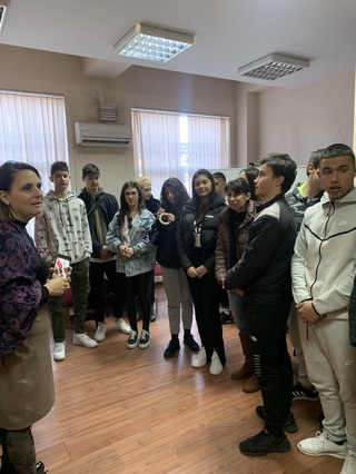 Гимназисти-доброволци от Сливница с обучение за превенция на рисковото поведение