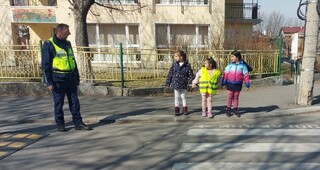 Полицаи от Божурище припомниха на децата правилата за безопасност на пътя