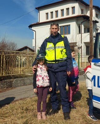Полицаи от Божурище припомниха на децата правилата за безопасност на пътя