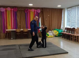 Членовете на Детско полицейско управление – Етрополе участваха в занятия за справяне с агресията и полицейска лична защита
