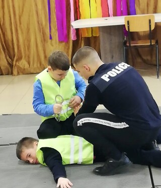 Членовете на Детско полицейско управление – Етрополе участваха в занятия за справяне с агресията и полицейска лична защита