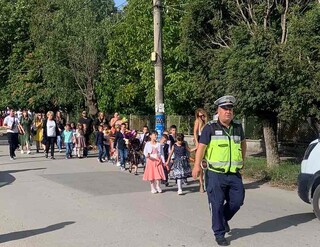 Полицейските служители бдят за сигурността и безопасността на пътя в първия учебен ден