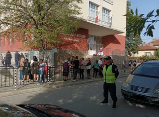 Полицейските служители бдят за сигурността и безопасността на пътя в първия учебен ден