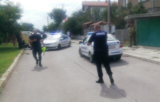 В резултат на предприето незабавно преследване и заградителни действия е задържан микробус, превозвал група мигранти