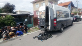 В резултат на предприето незабавно преследване и заградителни действия е задържан микробус, превозвал група мигранти