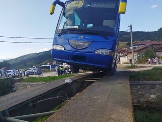 50 пътници бяха спасени от аварирал автобус в Копривщица след светкавични действия на полицейски служители от ОДМВР-София