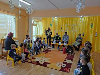 Седмица на професиите: Какво работят полицаите и пожарникарите?