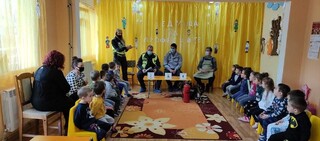 Седмица на професиите: Какво работят полицаите и пожарникарите?