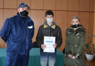 Ученици от Етрополе с почетни грамоти за доблестна постъпка