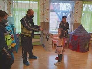 Децата от с. Мусачево към полицаите: Благодарим ви, че ни пазите!