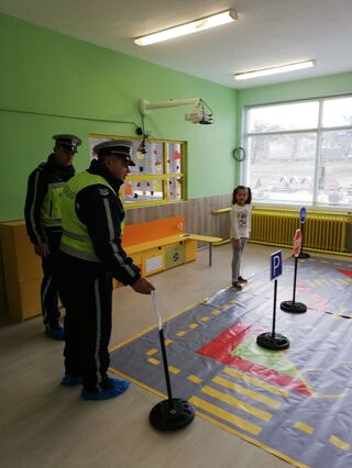 Полицаи от РУ- Сливница и деца от Драгоман отбелязаха Световния ден за възпоминание на жертвите от ПТП