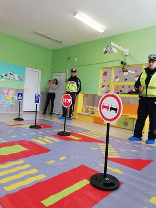Полицаи от РУ- Сливница и деца от Драгоман отбелязаха Световния ден за възпоминание на жертвите от ПТП