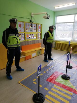 Полицаи от РУ- Сливница и деца от Драгоман отбелязаха Световния ден за възпоминание на жертвите от ПТП