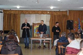 Кампанията „ШОФИРАНЕ = ОТГОВОРНОСТ“ бе представена пред гимназисти от Етрополе