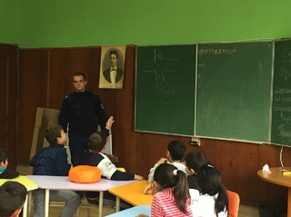 Пирдопските полицаи дискутираха с ученици правилата за безопасността им на пътя