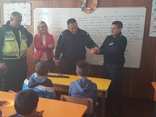 Полицаи от РУ- Пирдоп проведоха практическа беседа с ученици