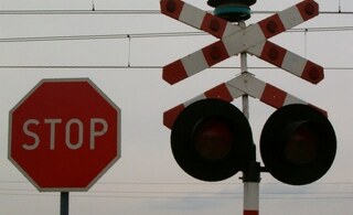 ОДМВР- София призовава водачите на МПС към стриктно спазване на правилата за пресичане на жп прелез с оглед избягването на инциденти, застрашаващи сигурността и безопасността на железопътния транспорт и живота на хората