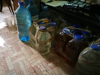 Служители от икономическа полиция и РУ- Годеч осуетиха незаконната продажба на 280 литра контрабанден алкохол