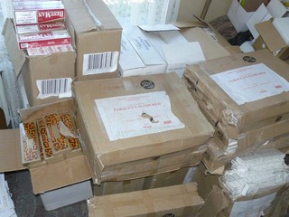 Самоковски полицаи иззеха 10 900 кутии контрабандни цигари при проверка на микробус. 