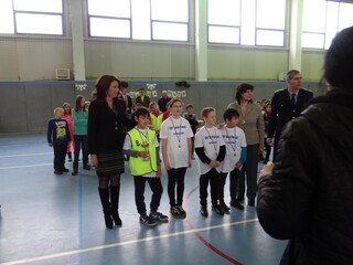 Старши комисар Мариета Иванова приветства участниците в предколедната ученическа викторина „Деца на пътя“