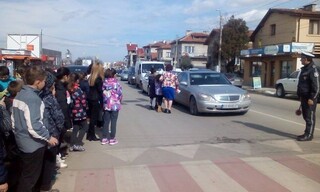 „Пътят не е състезателна писта!” призоваха четвъртокласници от Самоков по време на практическо занятие по безопасност на движението