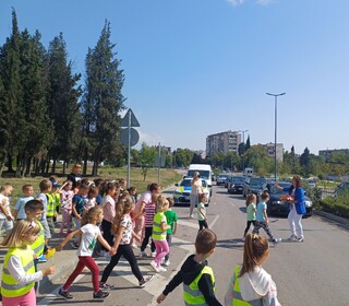 Децата от Детска градина №20 „МИР“ в Стара Загора раздаваха послания на водачи и пешеходци в рамките на инициатива, посветена на пътната безопасност „Посланието на есенния лист“
