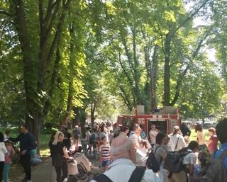 В деня на детето за най-малките бе осигурена възможност да разгледат полицейски автомобил и мотопед