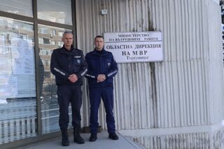 Без колебание двама служители от патрулно-постовата дейност на РУ-Търговище са извели трудно подвижна възрастна жена от силно задимения й дом
