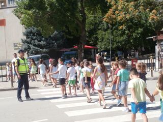Пътни полицаи припомниха на деца от образователен център основни правила за безопасността на пътя