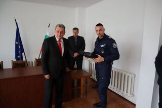 Заместник-министърът на вътрешните работи Николай Николов връчи пистолети от ново поколение на служители от областната дирекция