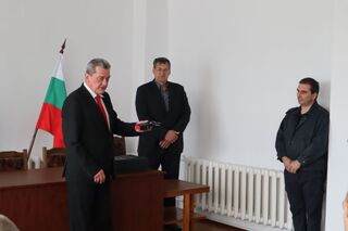 Заместник-министърът на вътрешните работи Николай Николов връчи пистолети от ново поколение на служители от областната дирекция