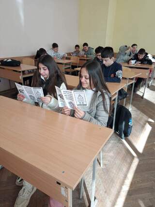 Полицейски инспектор разговаря с ученици от търговищка професионална гимназия за рисковете от актуални видове измами