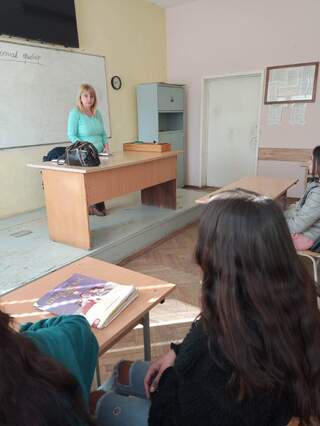 Полицейски инспектор разговаря с ученици от търговищка професионална гимназия за рисковете от актуални видове измами