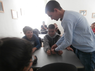 Урок по полицейска лична защита с децата от Детско полицейско управление-Търговище