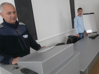 Урок по полицейска лична защита с децата от Детско полицейско управление-Търговище