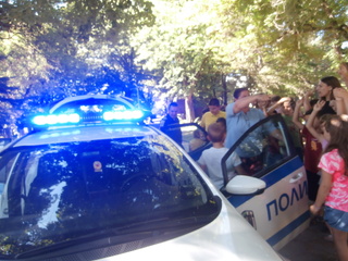 50 деца от образователен център в Търговище си припомниха основни правила за пътна безопасност в „Час на полицая“ на открито