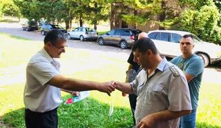 Полицаи и пожарникари се състезаваха на динамична стрелба,тенис на маса, майсторско управление на автомобил и мини футбол в чест на професионалния си празник