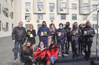 Цветя и ръчно изработени картички за дами-полицайки
