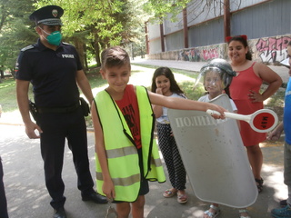 32 деца от образователен център в гр. Търговище се запознаха с професията на полицая