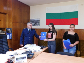  Две ученички от гр. Попово намериха плик с 290  лв. и го предадоха в полицията