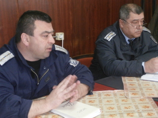 Полицейски служители разговаряха с хора от третата възраст за това как да не допуснат да бъдат въведени в заблуждение по телефона