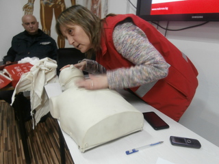 Ученици от Детското полицейско управление в Търговище се учиха да оказват първа долекарска помощ