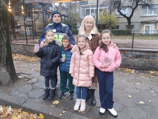 Деца от ОУ „Св. Патриарх Евтимий“ във В. Търново и служители на Пътна полиция за поредна година се включиха в кампанията „Посланията на есенния лист“