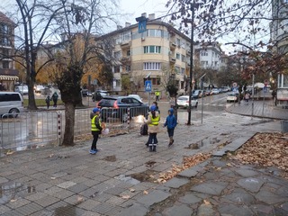 Деца от ОУ „Св. Патриарх Евтимий“ във В. Търново и служители на Пътна полиция за поредна година се включиха в кампанията „Посланията на есенния лист“