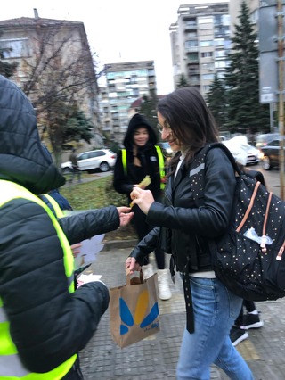Деца от ОУ „Св. Патриарх Евтимий“ във В. Търново и служители на Пътна полиция за поредна година се включиха в кампанията „Посланията на есенния лист“