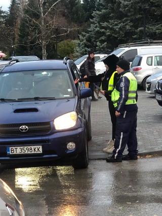 Деца от ОУ „Св. Патриарх Евтимий“ във В. Търново и служители на Пътна полиция за поредна година се включиха в кампанията „Посланията на есенния лист“